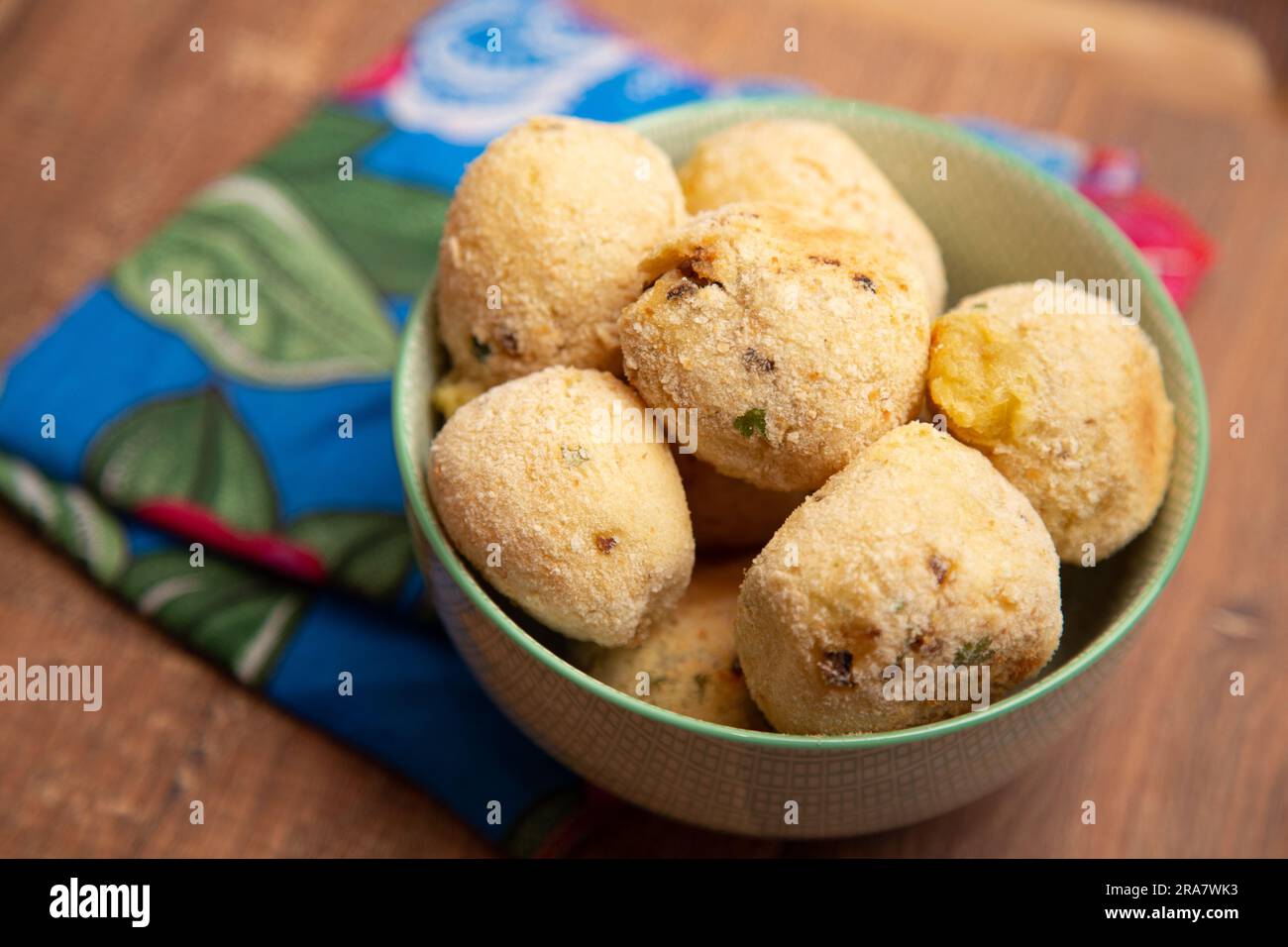 Beignets de manioc savoureux fourrés de fromage, un en-cas ou un apéritif brésilien délicieux et copieux. Banque D'Images