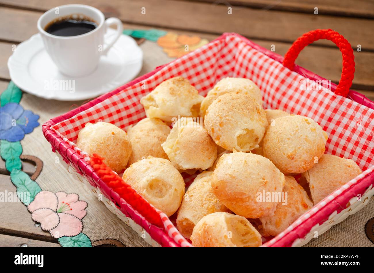 Panier avec pão de queijo, un pain au fromage brésilien apprécié, un snack populaire au Brésil Banque D'Images