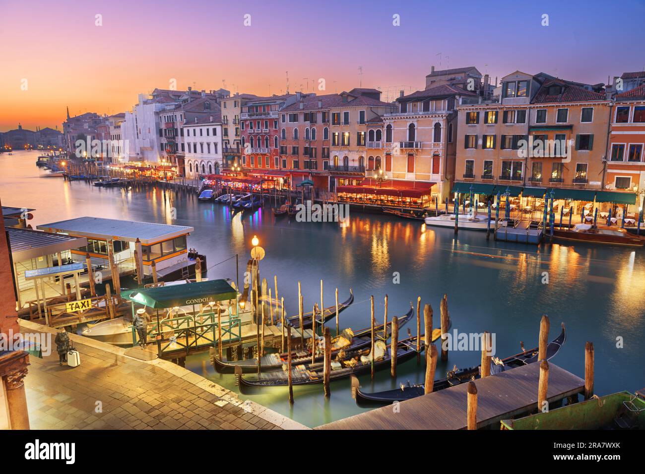 Venise, Italie, vue sur les bateaux et les gondoles dans le Grand Canal au crépuscule. Banque D'Images