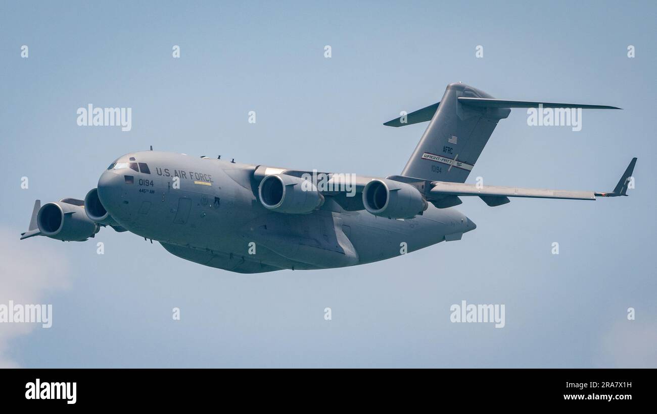 L'énorme cargo prend le ciel. Banque D'Images