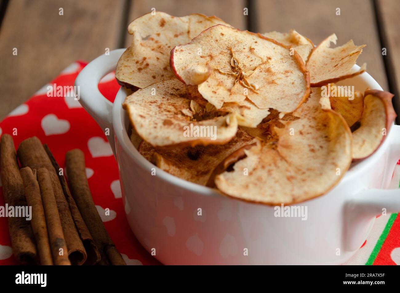 Pommes chips, un snack croustillant et sain à base de pommes finement tranchées Banque D'Images