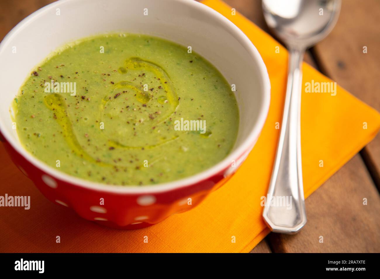 Soupe aux pois, un plat réconfortant et nourrissant rempli de la bonté des pois frais Banque D'Images