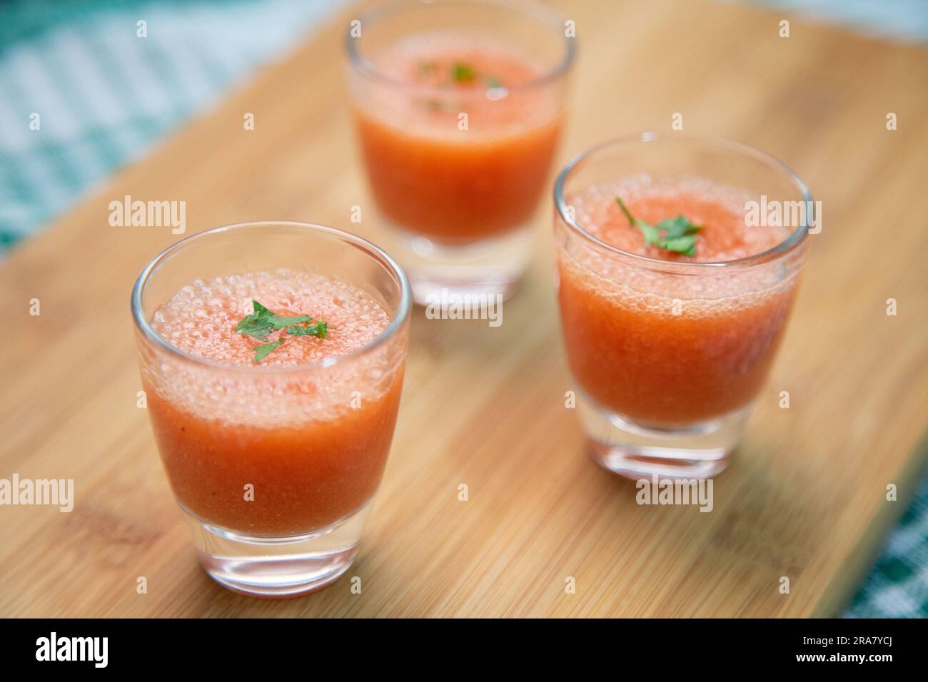 Gazpacho servi dans de petites tasses, une soupe fraîche espagnole rafraîchissante et vibrante Banque D'Images