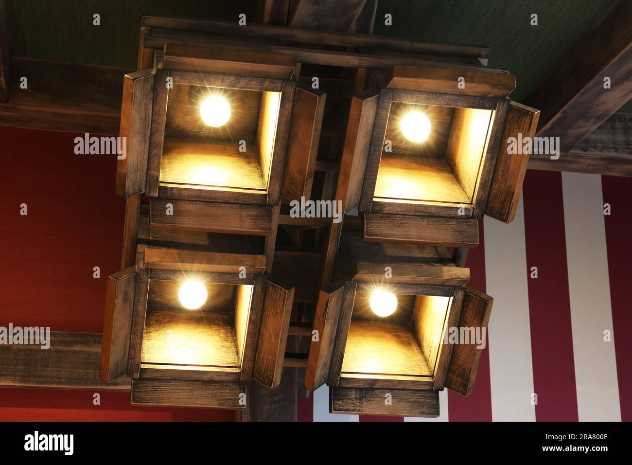 Suspensions élégantes au plafond dans la chambre d'hôtel Banque D'Images