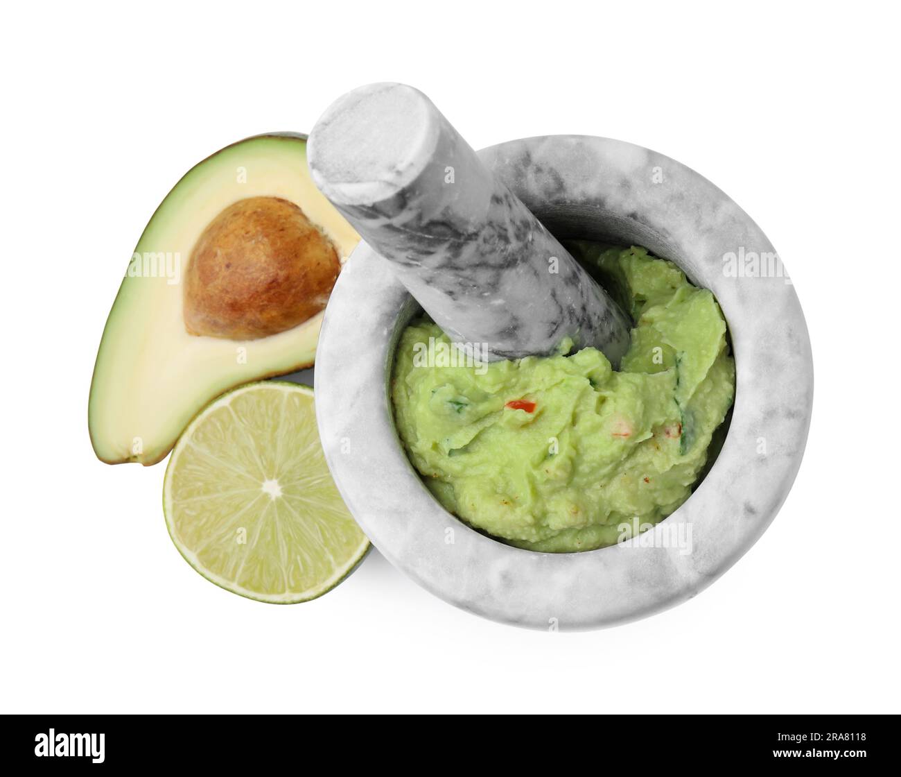 Mortier avec guacamole délicieux, avocat et lime isolé sur blanc, vue de dessus Banque D'Images