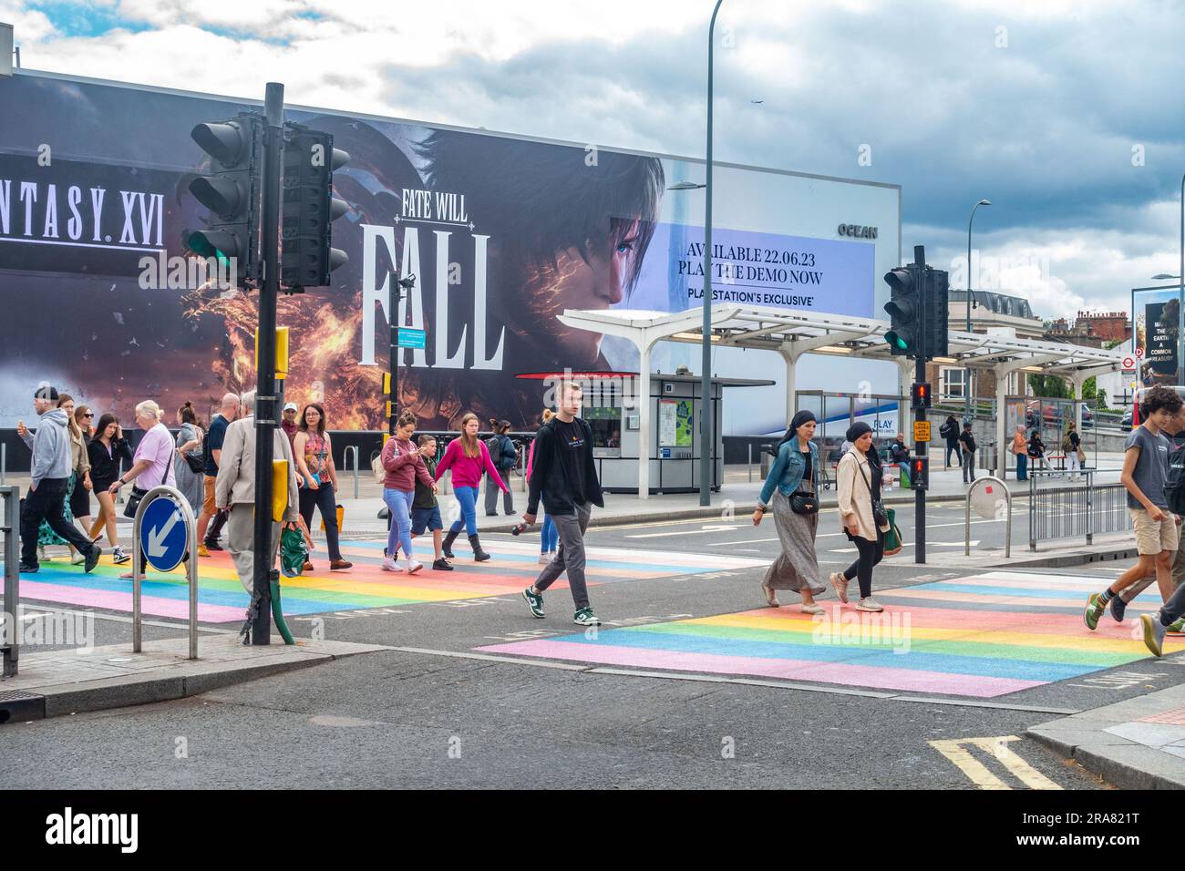 Les gens traversent la route par une traversée colorée peinte dans les couleurs de l'arc-en-ciel qui sont synonymes de la communauté LGBQT à Londres Banque D'Images