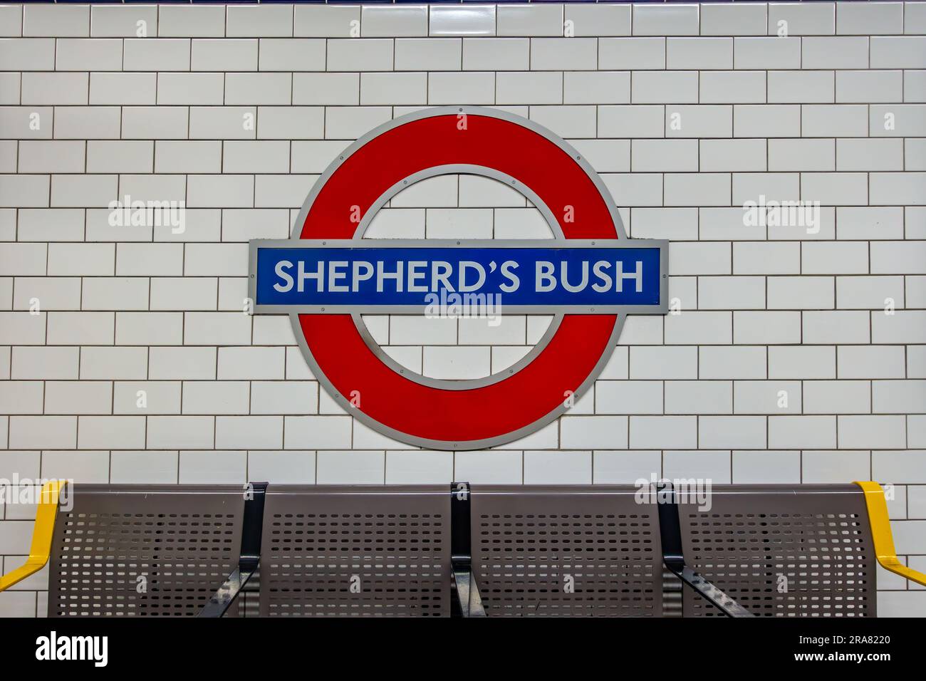 Un signe sur le mur de Shepherd's Bush London Underground informant les passagers de leur emplacement actuel. Banque D'Images