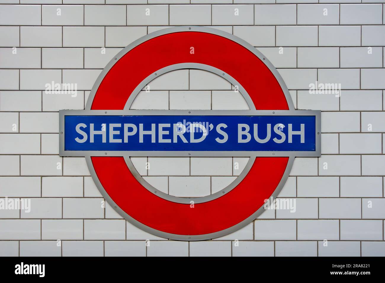 Un signe sur le mur de Shepherd's Bush London Underground informant les passagers de leur emplacement actuel. Banque D'Images