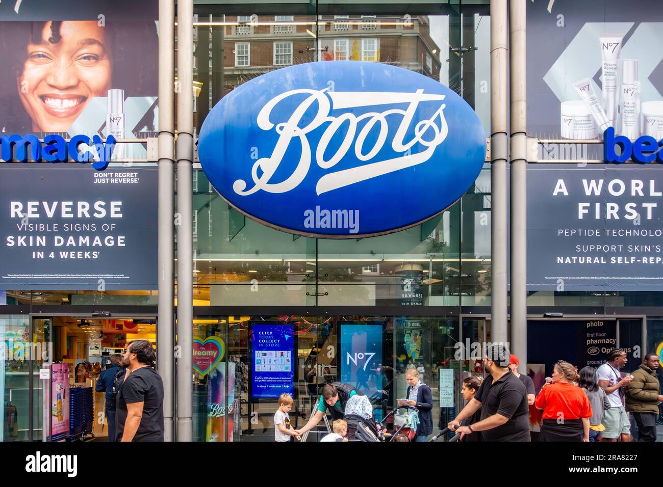 Vue extérieure du magasin Boots de la pharmacie sur Oxford Street, Londres  portant sa marque bleue elliptique familière Photo Stock - Alamy