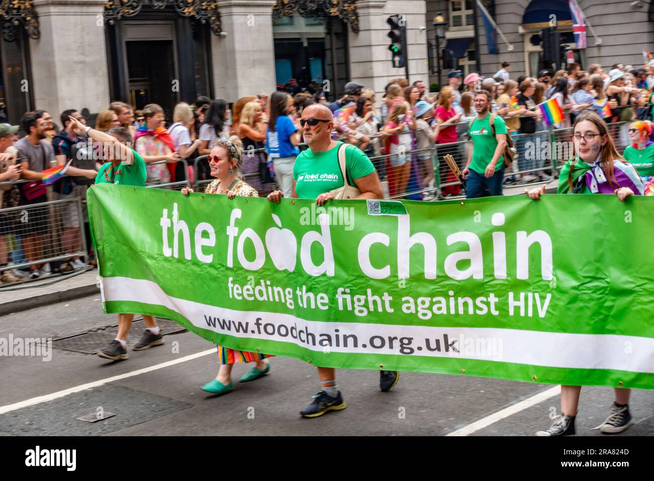 Participants représentant la chaîne alimentaire à l'événement annuel London Pride du 1st juillet 2023 sur Piccadilly à Londres Banque D'Images
