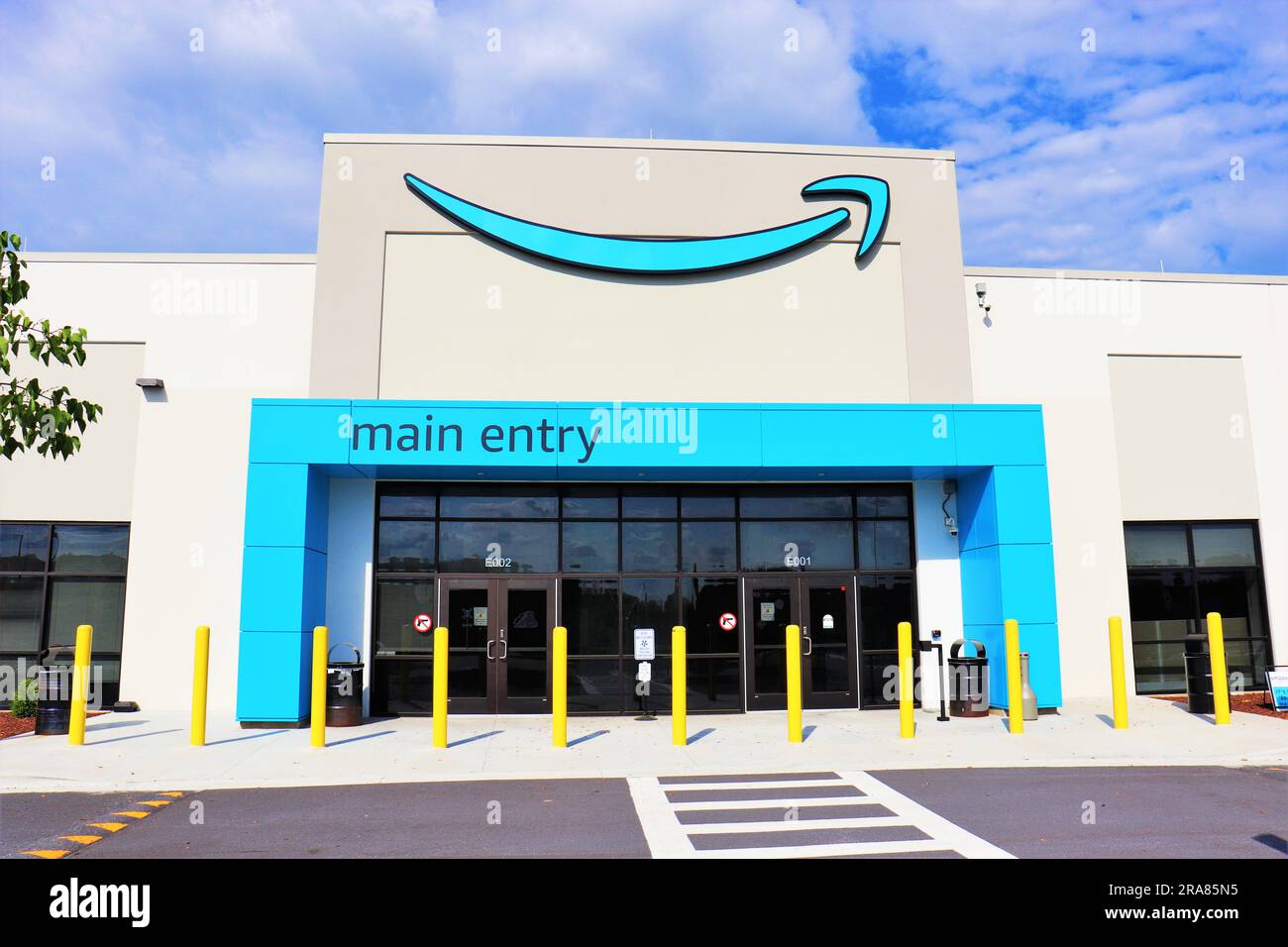 Entrée principale du nouveau bâtiment d'entrepôt Amazon avec logo de sourire de flèche. Banque D'Images