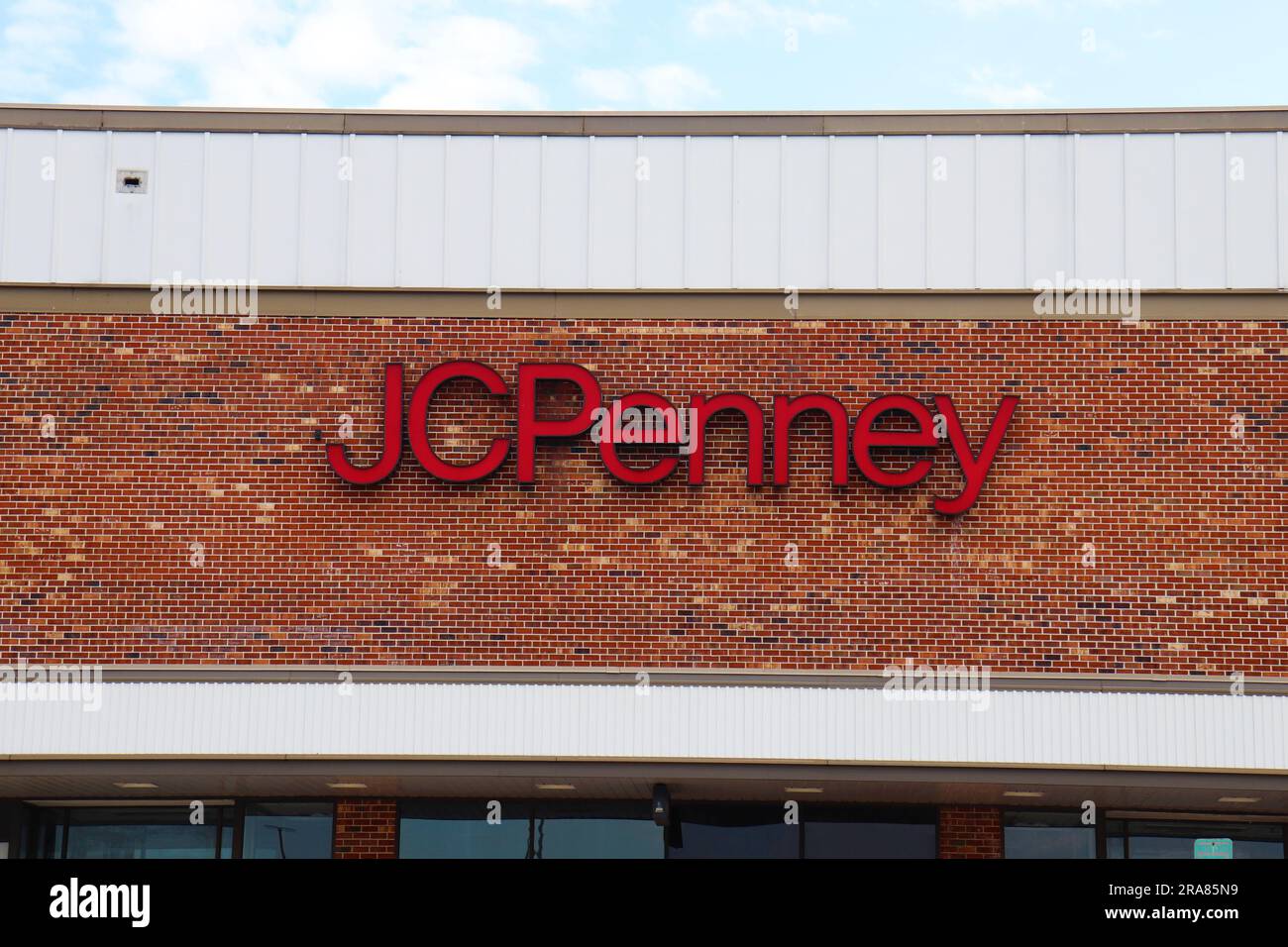 Logo JCPenny sur le devant du magasin de vêtements Banque D'Images