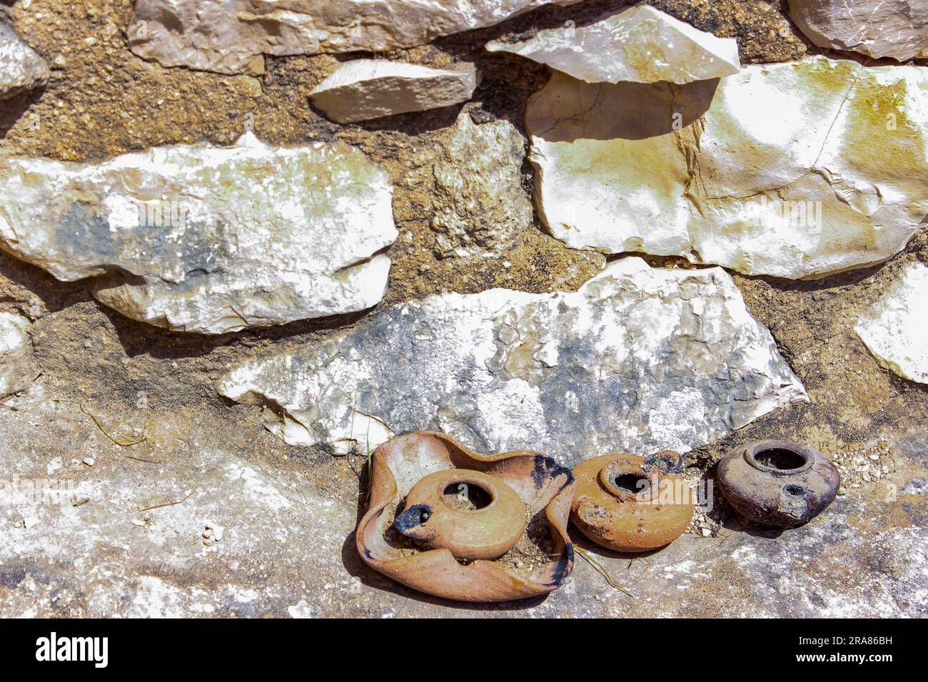 Trois lampes à huile au sol au Musée en plein air du village de Nazareth, en Israël. Banque D'Images