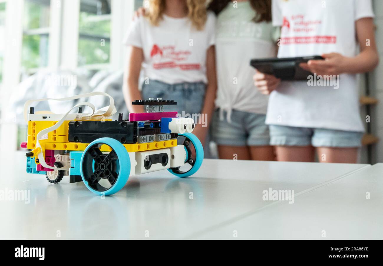 Nagold, Allemagne. 22nd juin 2023. Les élèves de l'école secondaire Otto Hahn pilotant un véhicule Lego Spike assemblé dans une salle de classe. Crédit : Silas Stein/dpa/Alay Live News Banque D'Images