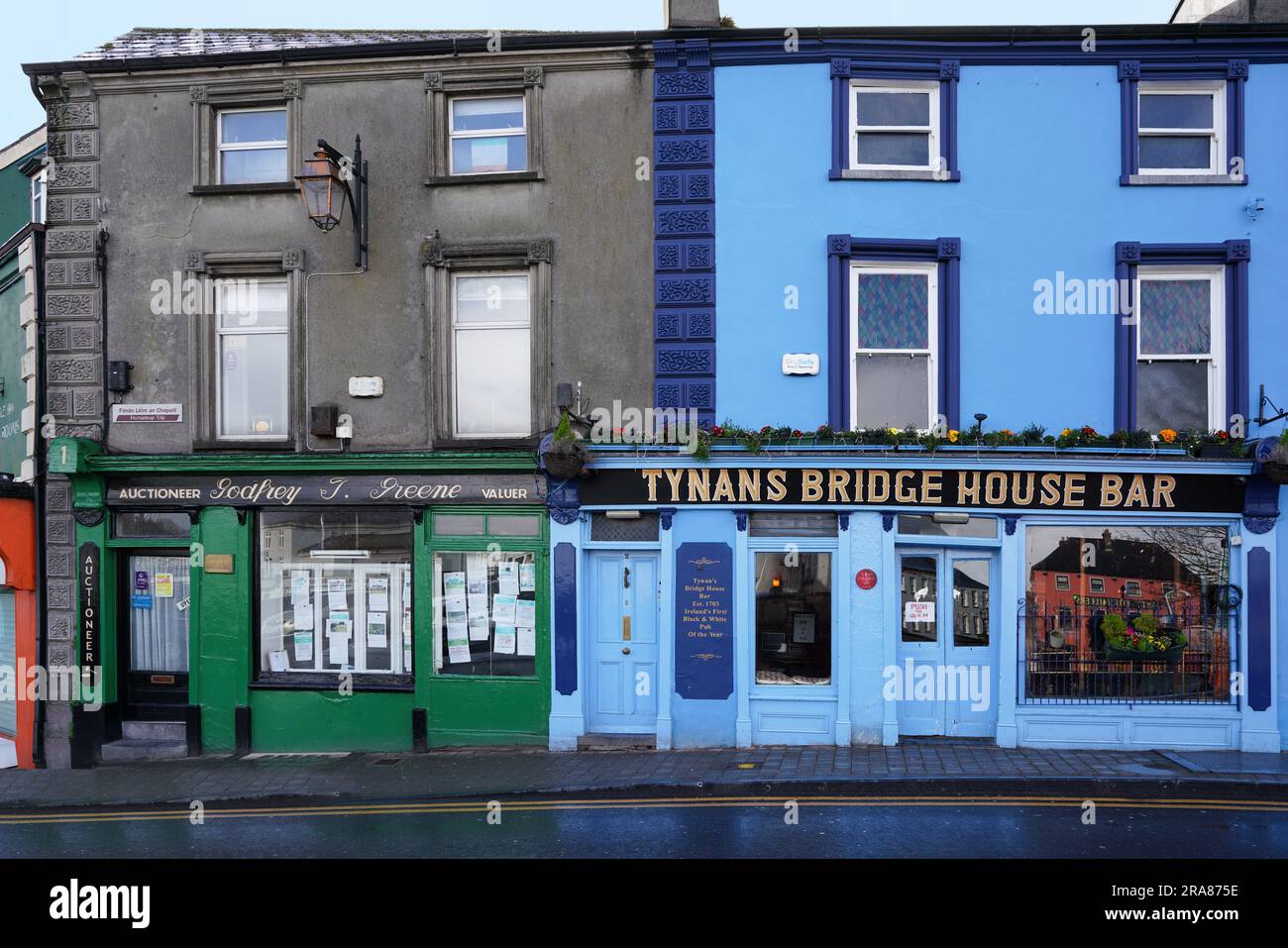 Vieux bâtiments d'affaires colorés à Kilkenny, Irlande Banque D'Images