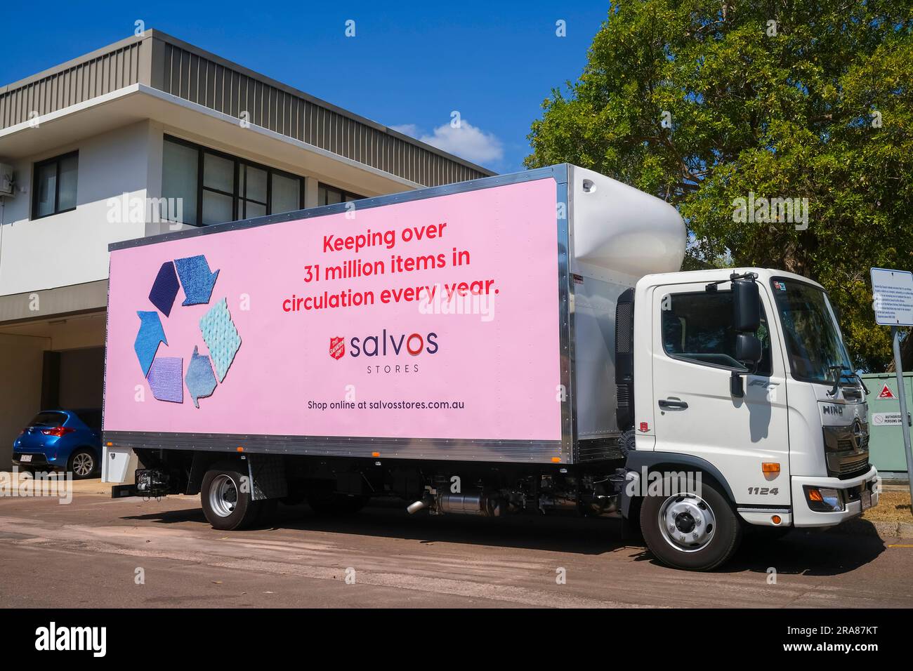 Armée du salut ou Salvos, camion livrant des marchandises à son magasin d'occasion à Darwin, territoire du Nord, Australie Banque D'Images
