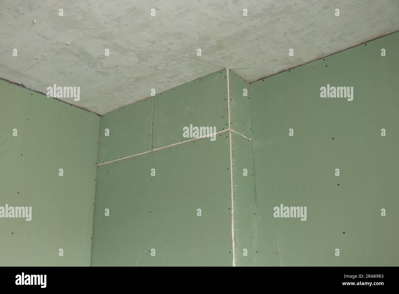cloison sèche verte dans la chambre pendant la rénovation, rénovation de l'appartement, placoplâtre comme arrière-plan Banque D'Images