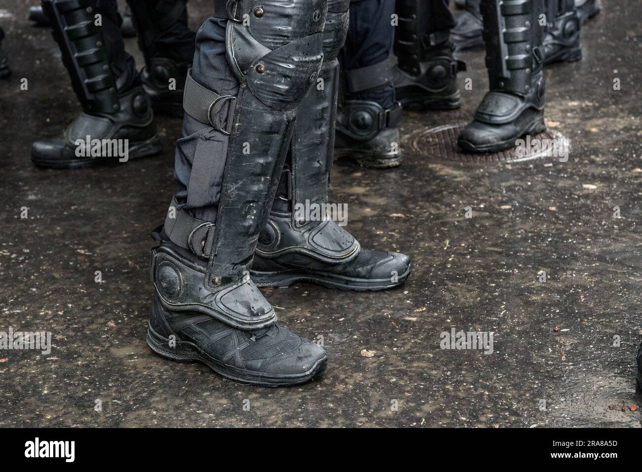 Les forces de police françaises (gendarmerie) à Paris lors de la manifestation syndicale contre la réforme des retraites souhaitée par le Président Macron le 1 mai 2023 Banque D'Images