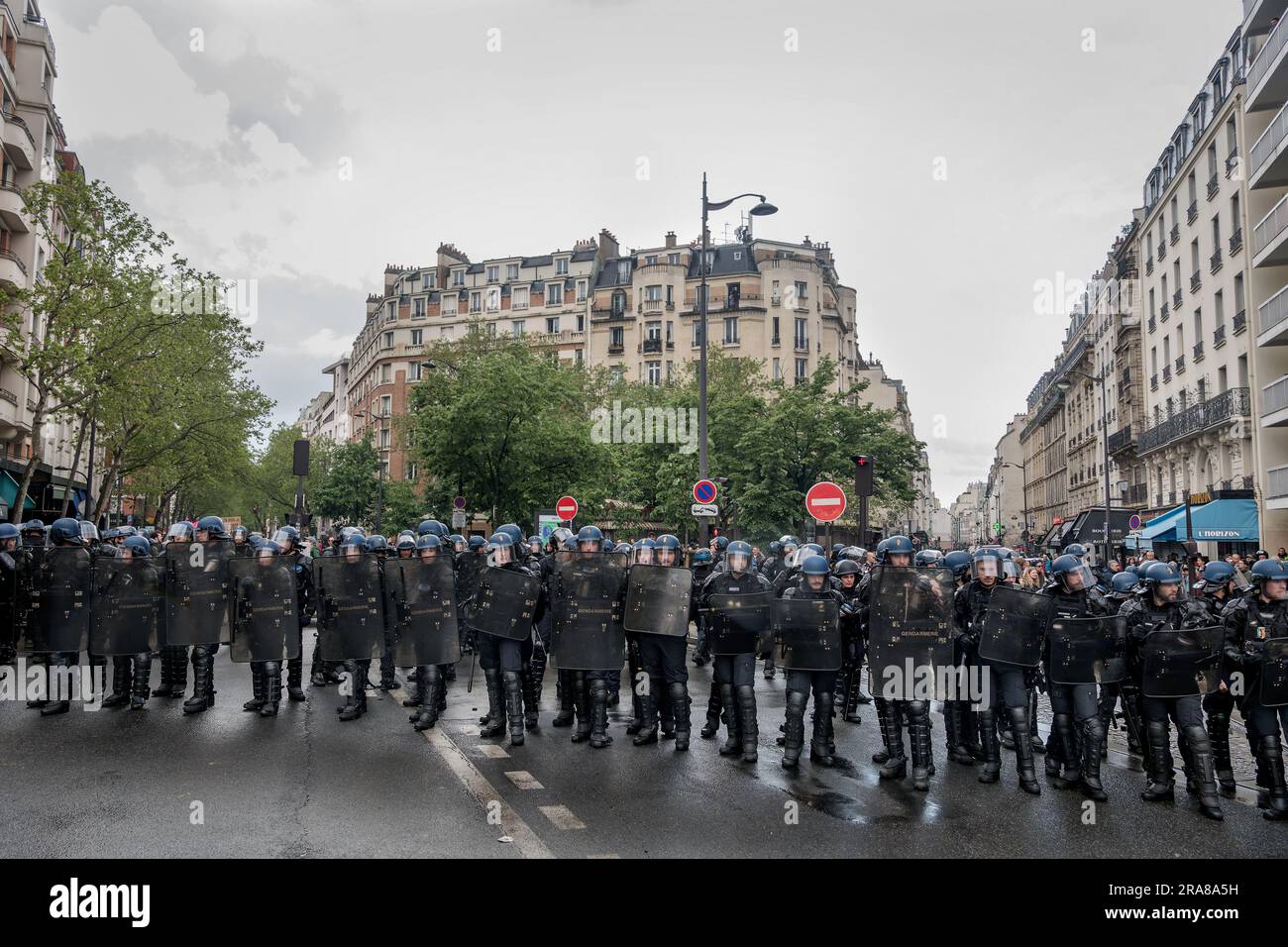 Les forces de police françaises (gendarmerie) à Paris lors de la manifestation syndicale contre la réforme des retraites souhaitée par le Président Macron le 1 mai 2023 Banque D'Images