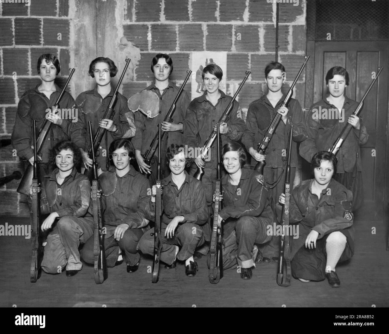 Washington, D.C.: 23 janvier 1928 Un coup de feu de groupe des membres de l'équipe de carabine de filles à l'Université George Washington. Banque D'Images