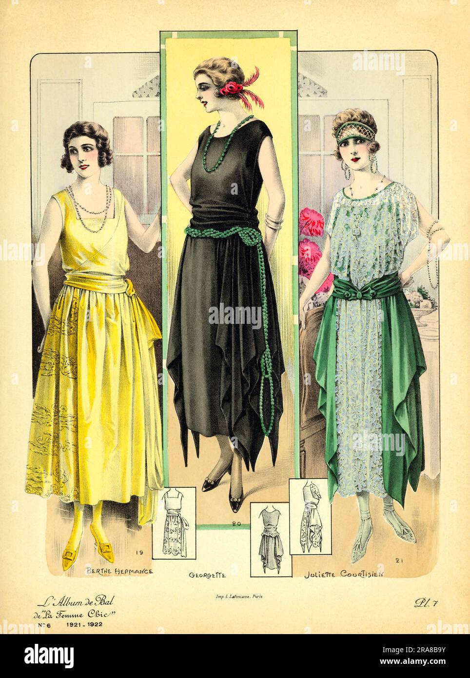 Paris, France: 1921 Une plaque lithographique de trois femmes à la mode d'un catalogue de mode français, 'de la Femme chic'. Banque D'Images