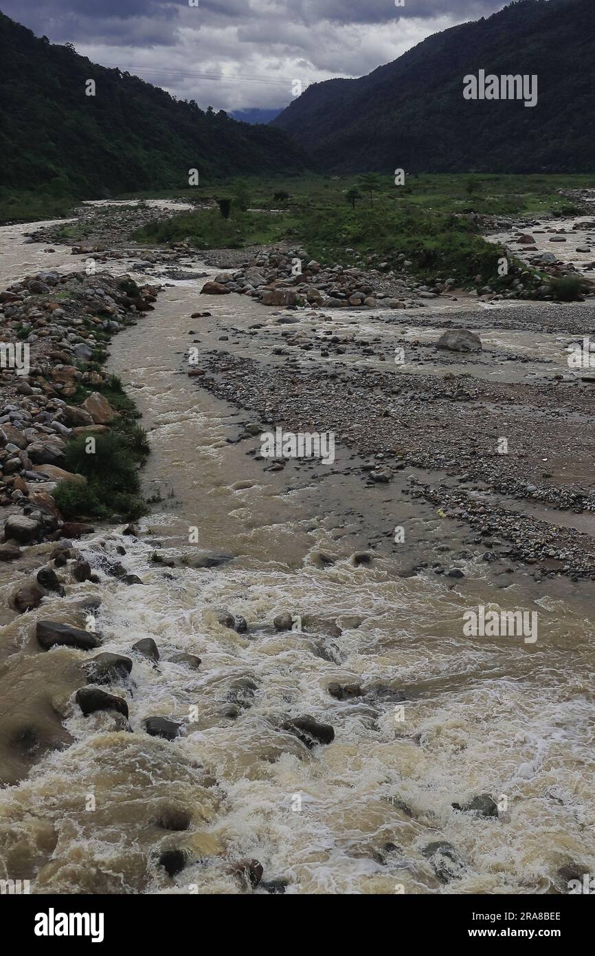 belle vallée fluviale, ruisseau coulant, forêt et himalaya contreforts de la région terai - dooars. rivière de balason coulant à dudhia, darjeeling en inde Banque D'Images