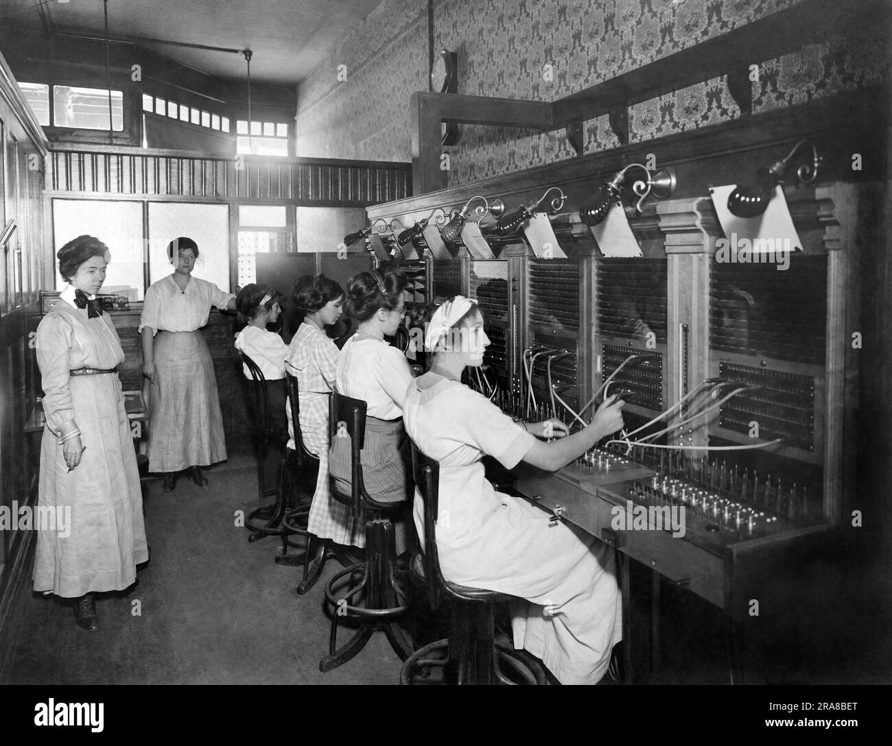 Saules, Californie: Opérateurs de standard téléphonique 10 octobre 1911. Banque D'Images