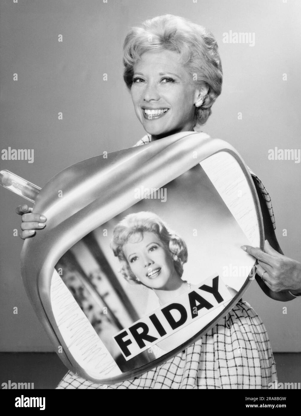 New York, New York: 1961 animateur de télévision Dinah Shore alors qu'elle se prépare à commencer son nouveau spectacle du vendredi soir, 'The Dinah Shore Show'. Banque D'Images