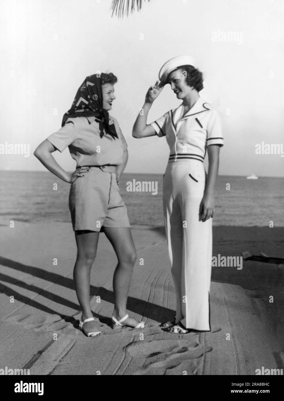 Miami Beach, Floride: c. 1937 deux femmes au Surf Club modèle le plus récent dans les vêtements de bain de plage. Banque D'Images