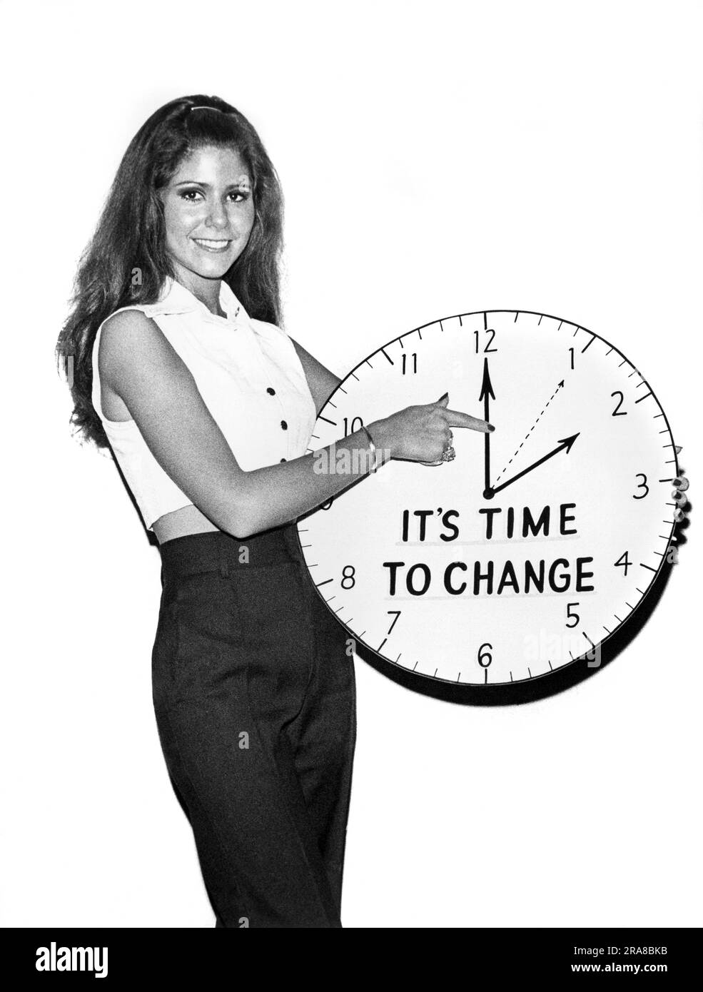 Brooklyn, New York : c. 1964. Nous vous rappelons que vous devez changer d'horloge pour passer de l'heure de la lumière du jour à l'automne. Banque D'Images