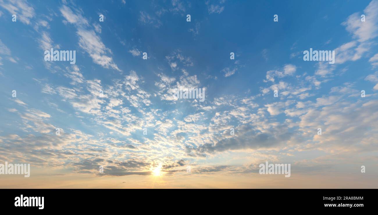Ciel nocturne atmosphérique avec le soleil bas dans le ciel Banque D'Images