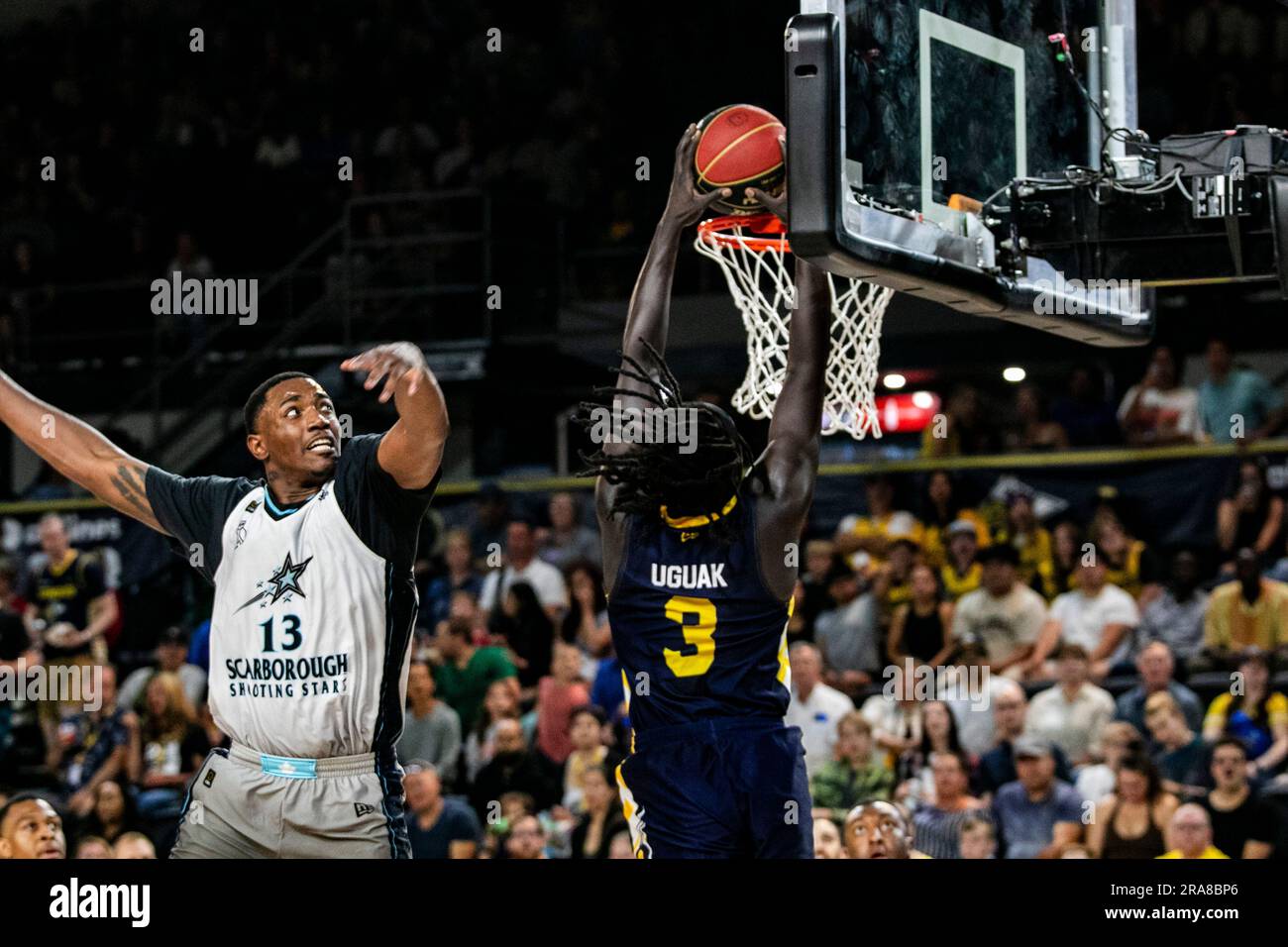 Edmonton, Canada. 29th juin 2023. Edmonton Stinger's (3) Aher Aguak (F) dédrée le ballon au-dessus de Scarborough's (13) Kalif Young (F) en 2023 CEBL action contre les étoiles de tir de Scarborough. Score final; Scarborough Shooting Stars 91:89 Edmonton Stingers Credit: SOPA Images Limited/Alay Live News Banque D'Images