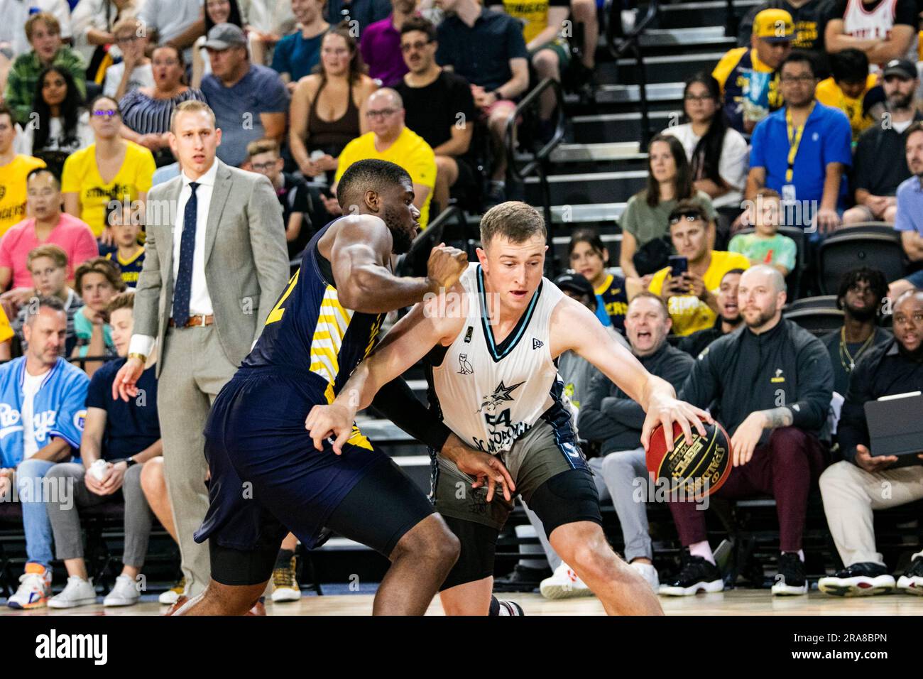 Edmonton, Canada. 29th juin 2023. Edmonton Stingers (32) Meshack Lufile (F) défend contre Scarborough (54) Thomas Kennedy (F) en 2023 CEBL action contre les étoiles de tir de Scarborough. Score final; Scarborough Shooting Stars 91:89 Edmonton Stingers Credit: SOPA Images Limited/Alay Live News Banque D'Images