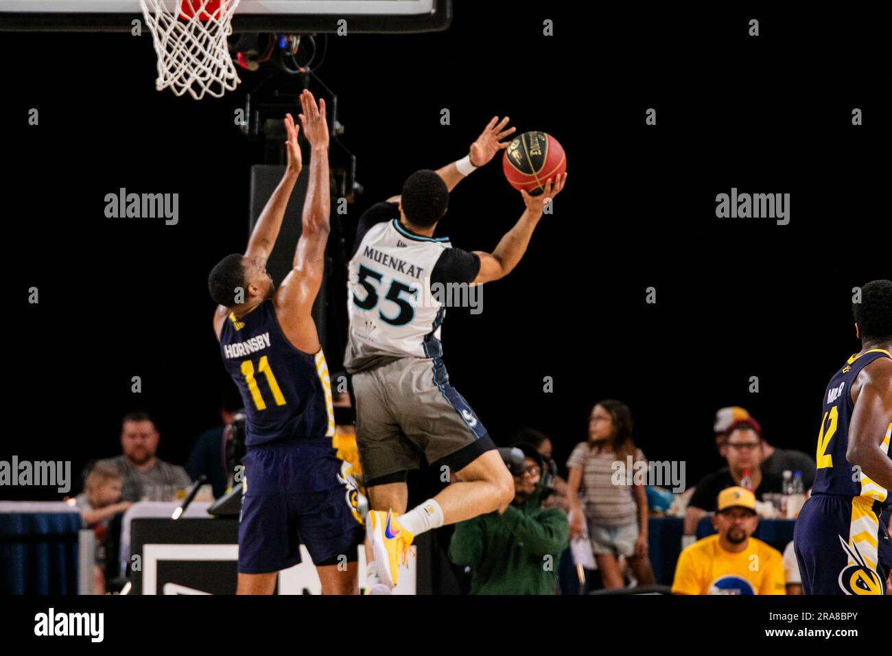 Edmonton, Canada. 29th juin 2023. Edmonton Stingers (11) Nick Hornsby (F) pose un bloc sur Scarborough (55) David Muenkat (F) en 2023 CEBL action contre les étoiles de tir de Scarborough. Score final; Scarborough Shooting Stars 91:89 Edmonton Stingers Credit: SOPA Images Limited/Alay Live News Banque D'Images