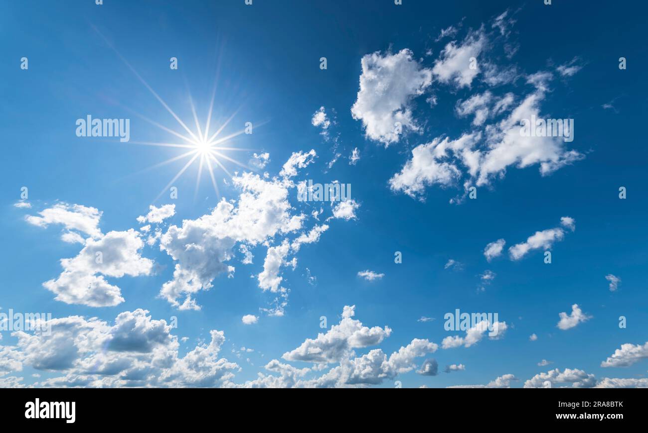 Soleil éclatant et ciel légèrement nuageux Banque D'Images