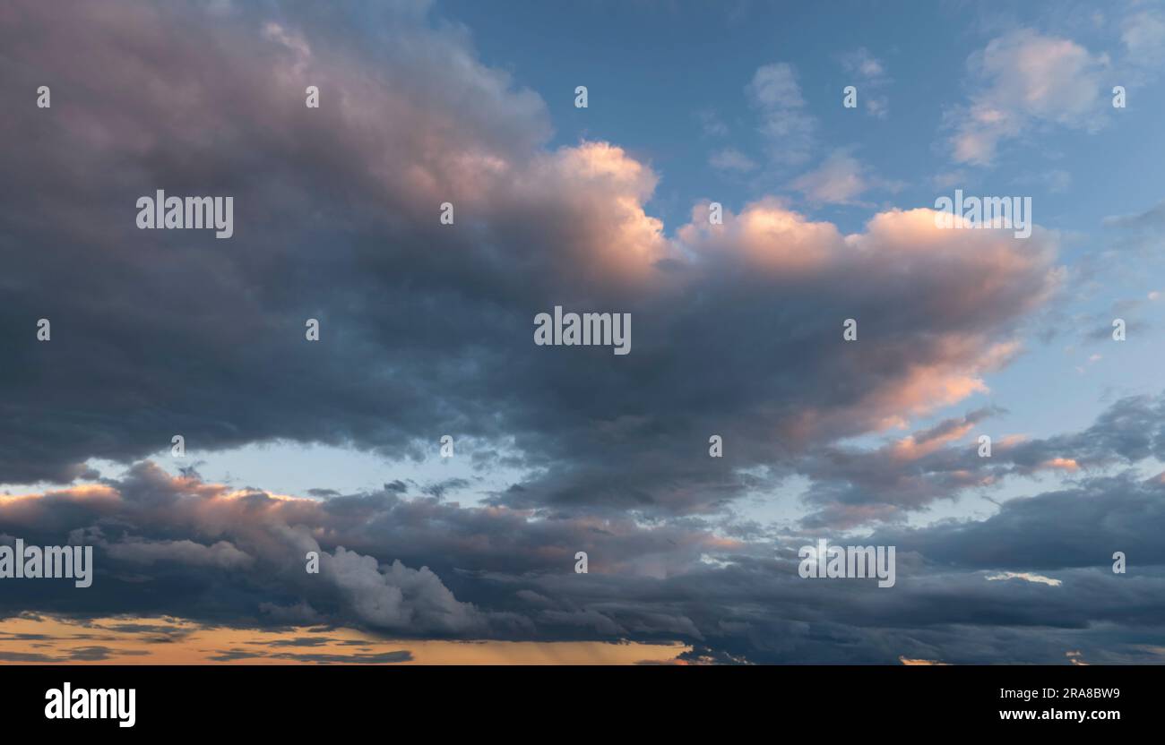 Ciel du soir avec couverture nuageuse et bases nuageuses illuminées d'en  bas après le coucher du soleil Photo Stock - Alamy