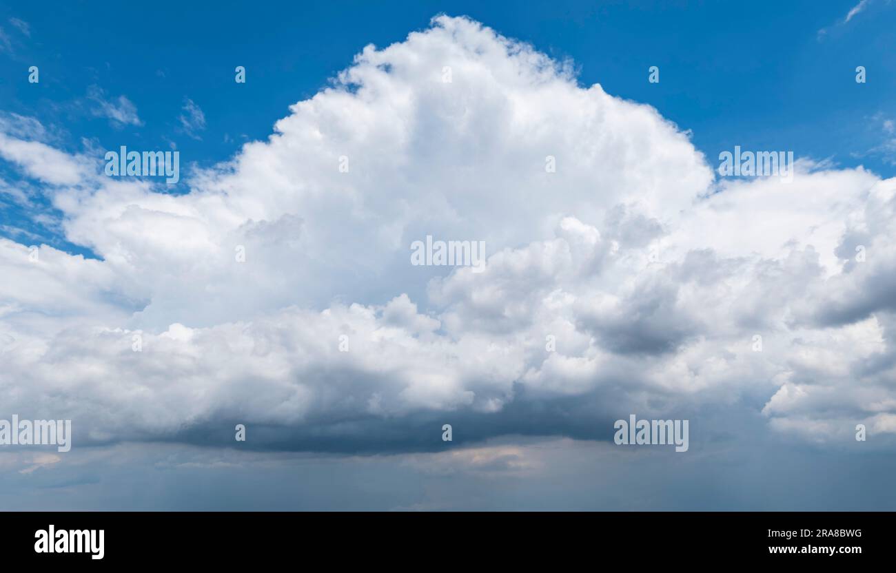 Un orage puissant, qui monte sous le soleil Banque D'Images
