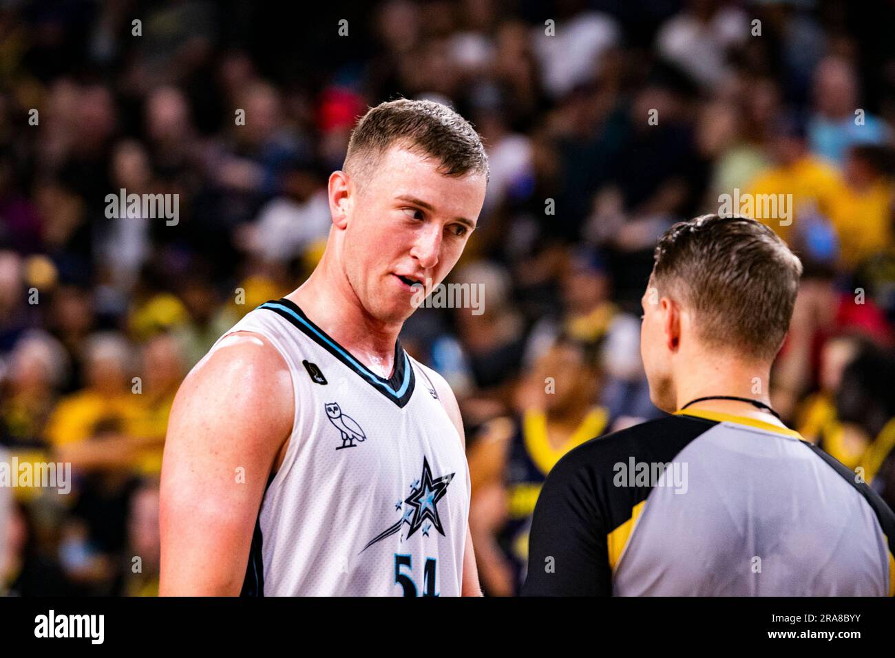 Edmonton, Canada. 29th juin 2023. Scarborough Shooting Stars (54) Thomas Kennedy (F) interroge un appel en 2023 action CEBL contre les Edmonton Stingers. Score final; Scarborough Shooting Stars 91:89 Edmonton Stingers (photo de Ron Palmer/SOPA Images/Sipa USA) Credit: SIPA USA/Alamy Live News Banque D'Images