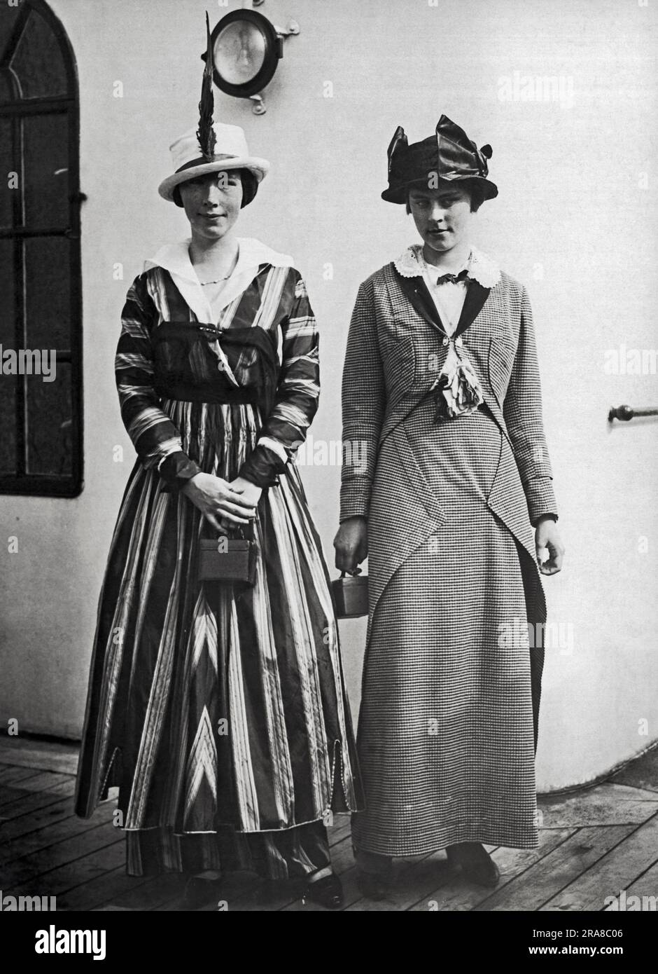 New York, New York: 8 juillet 1914 deux jeunes femmes, Estele et Maud O'Brien, filles du juge de la Cour suprême de New York Morgan J. O'Brien, sont arrivées aujourd'hui sur le paquebot olympique RMS. L'Olympique est le navire jumeau de la ligne des étoiles blanches du Titanic RMS. Banque D'Images