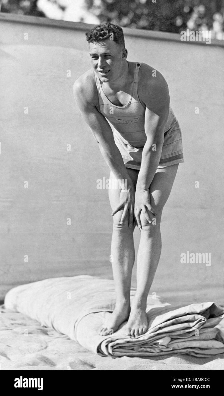 San Francisco, Caifornia: c. 1920 Un homme qui est membre du San Francisco Olympic Club porte un maillot de bain avec le logo 'Winged O' sur le devant. Banque D'Images