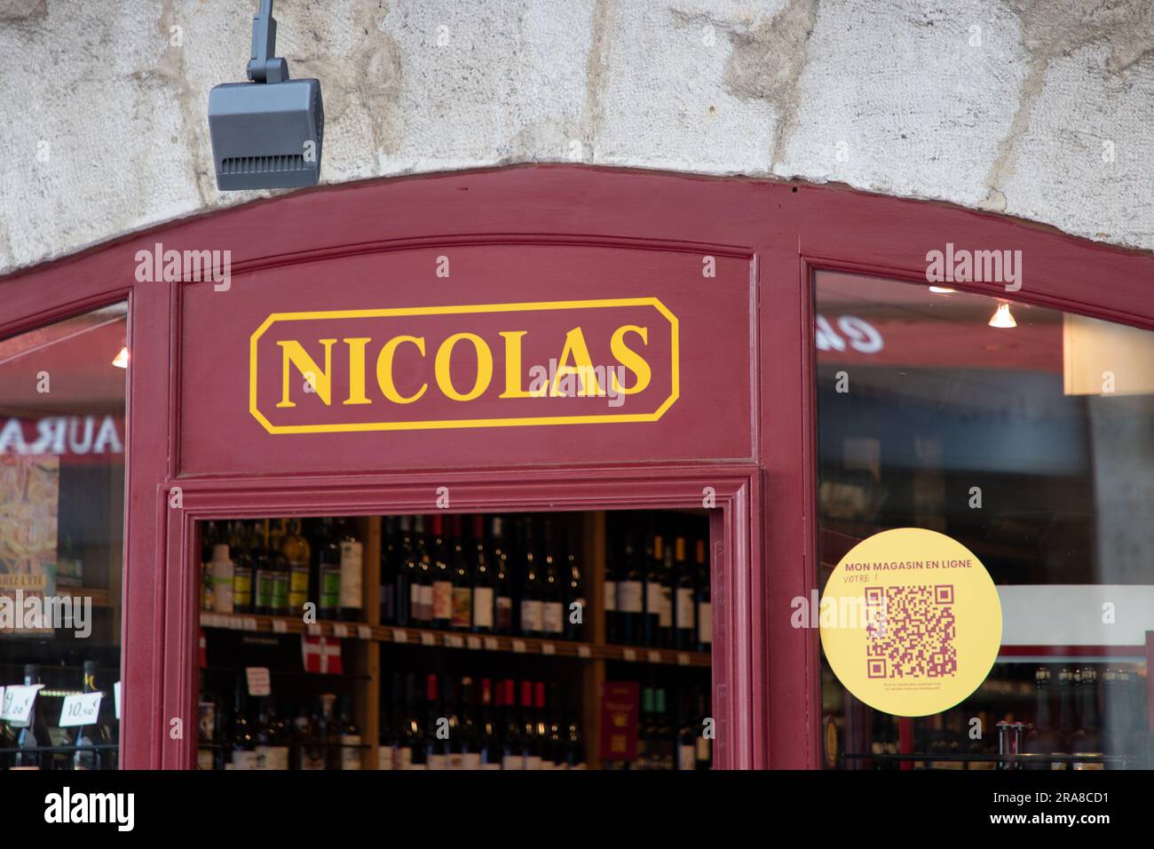 Bordeaux , Aquitaine France - 06 21 2023 : Nicolas logo marque et signe de  texte façade entrée mur magasin de la chaîne française de magasins de vente  au détail d'alcool de vin Photo Stock - Alamy