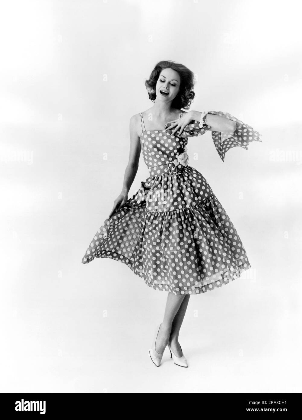 États-Unis : c. 1960. Une robe de danse voile en coton à pois d'Ellen Kaye de Saint-Louis. Banque D'Images