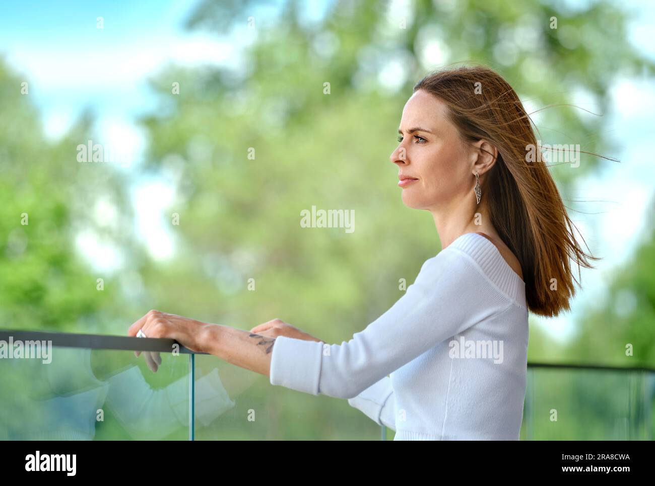 Charmante femme touriste se tenant sur la terrasse d'observation et appréciant la vue incroyable Banque D'Images