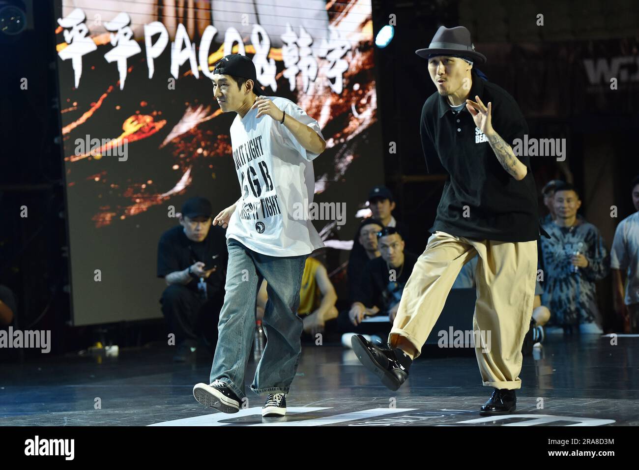 NANJING, CHINE - le 1 JUILLET 2023 - les participants participent aux épreuves de danse hip-hop de verrouillage et de mise en attente aux finales de la Chine de WDC2023 à Nanjing, Jian Banque D'Images