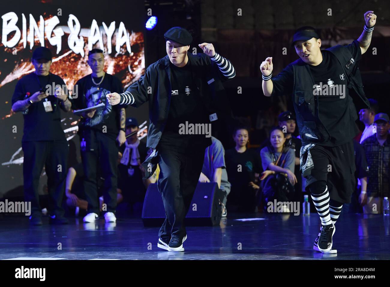 NANJING, CHINE - le 1 JUILLET 2023 - les participants participent aux épreuves de danse hip-hop de verrouillage et de mise en attente aux finales de la Chine de WDC2023 à Nanjing, Jian Banque D'Images