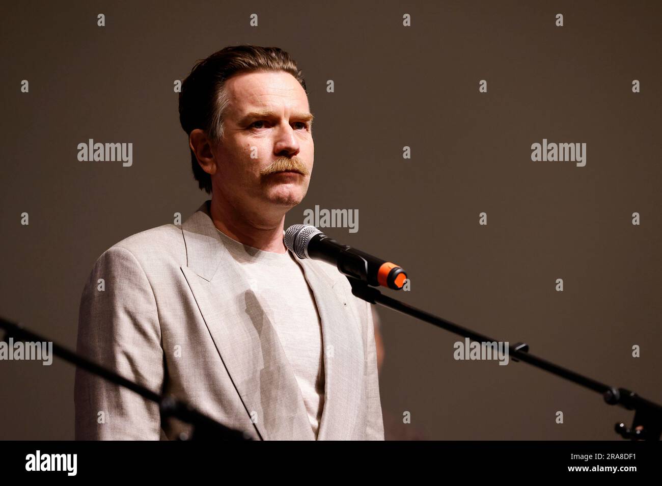 Ewan McGregor bekommt den Festival Prix du Président beim Trial des Kinofilm 'You Sing Loud, I Sing Louder' auf dem 57. Internationalen Filmfestival Karlovy Vary 2023 im Hotel Thermal. Karlsbad, 01.07.2023 Banque D'Images