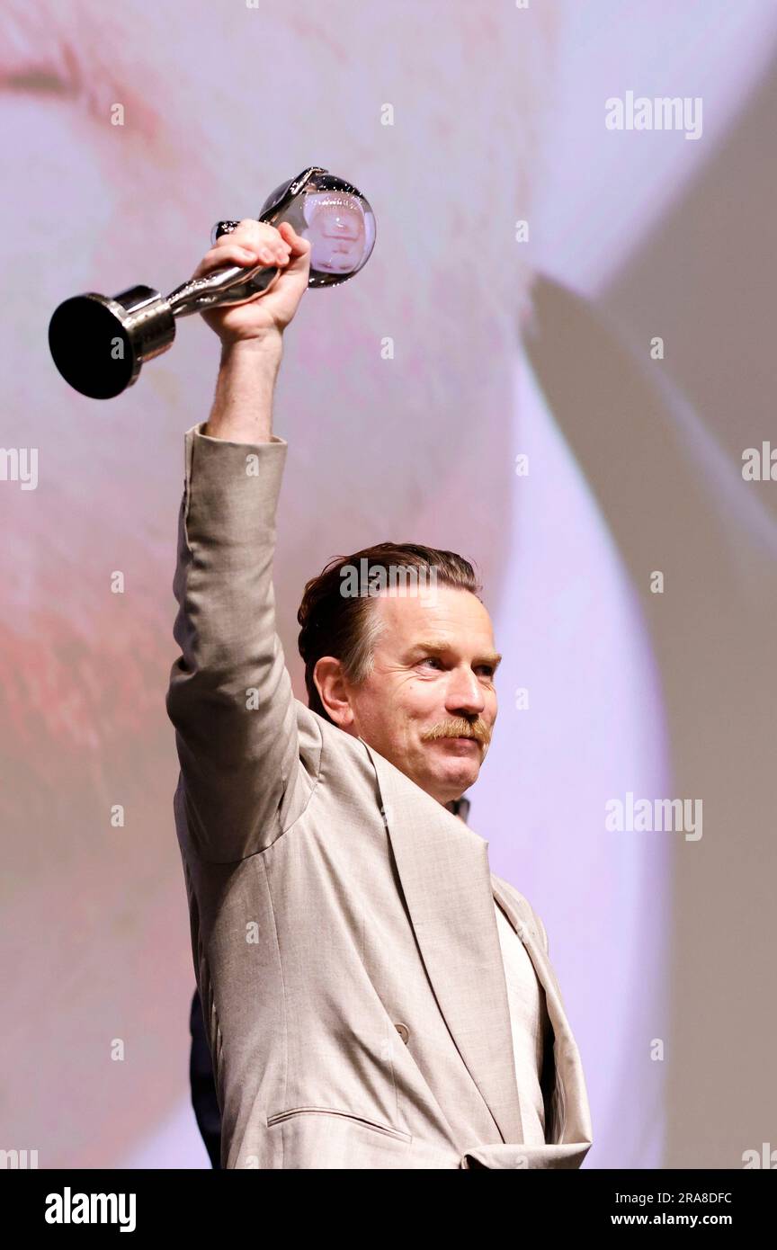 Ewan McGregor bekommt den Festival Prix du Président beim Trial des Kinofilm 'You Sing Loud, I Sing Louder' auf dem 57. Internationalen Filmfestival Karlovy Vary 2023 im Hotel Thermal. Karlsbad, 01.07.2023 Banque D'Images