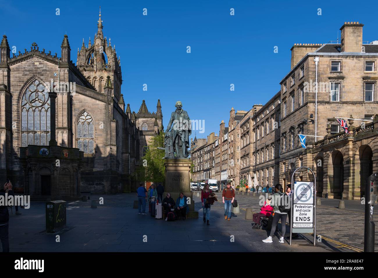 Vieille ville d'Édimbourg en Écosse, St. Cathédrale de Giles et monument Adam Smith à High Street dans le Royal Mile, centre-ville historique. Banque D'Images