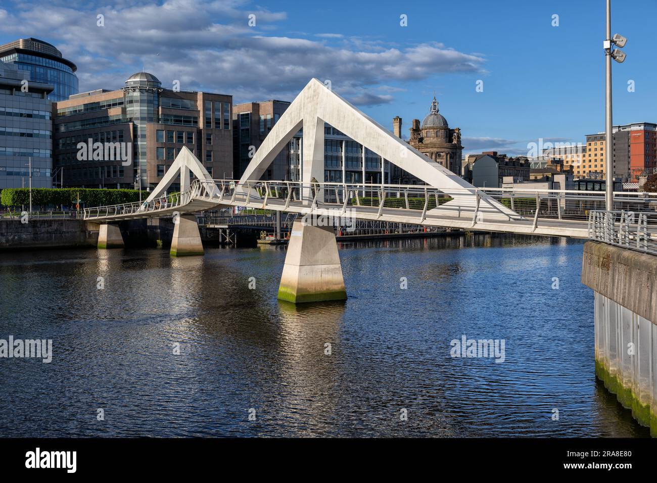 Squiggly Bridge ou Tradeston Bridge, passerelle au-dessus de la rivière Clyde dans la ville de Glasgow, Écosse, Royaume-Uni. Banque D'Images