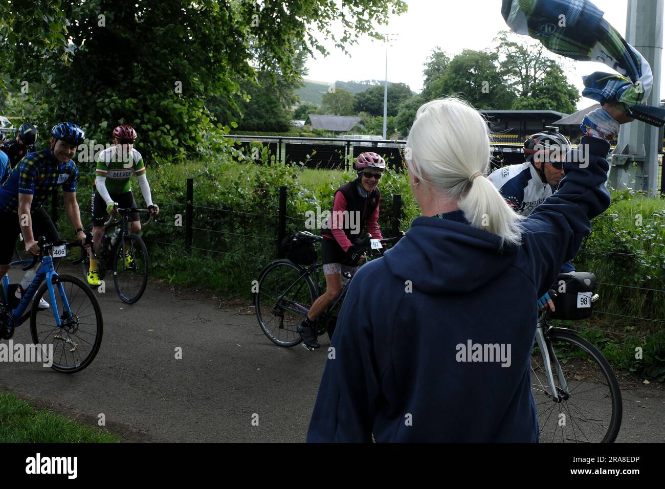 Melrose, Royaume-Uni. 02nd juillet 2023. La femme de Doddies Kathy Weir défie les challengers de Melrose. Les cyclistes de tout le pays arrivent à Melrose, pour participer au Doddie Ride 2023, il y a trois options de distance de DoddieÕ5 Ride C le Big Yin de 93 miles DoddieÕ5, le Classique de 60 miles DoddieÕ5 et le défi de 22 miles DoddieÕ5. Les trois distances commencent et se terminent à Melrose RFC. DoddieÕ5 Big Yin suit la route Classic jusqu'à Kelso, où il part sur une boucle de 33 km via Coldstream avant de rejoindre la Classic pour un déjeuner bien mérité à Jedforest RFC. Crédit : Rob Gray/Alay Live News Banque D'Images